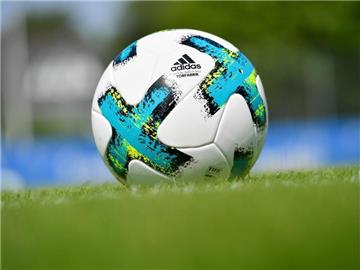 Der offizielle Spielball "Torfabrik" des Herstellers Adidas für die Bundesliga-Saison 2017/2018. Foto: Arne Dedert
