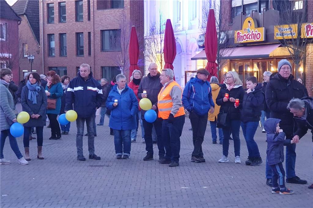 Gast-Mutter über ukrainische Flüchtlingskinder: „Es bricht mir das Herz“ Der Olfener Marktplatz füllt sich immer mehr im Laufe des Abends.