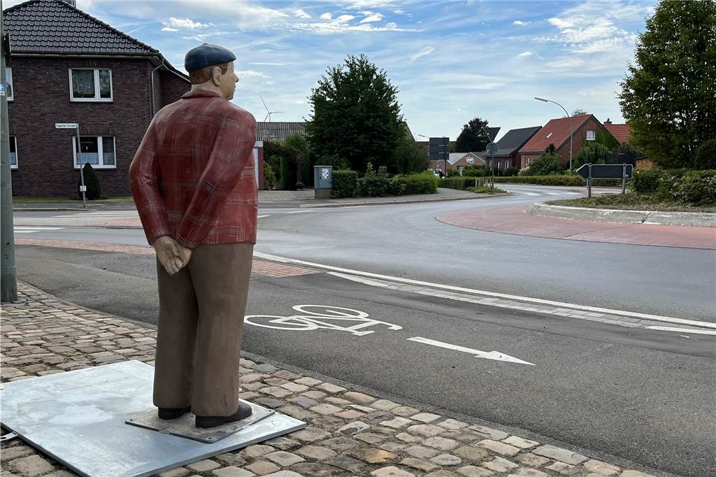 Vandalismus in Nordkirchen: Unbekannte zerstören Alltagsmenschen Der "Opa" passt jetzt alleine auf den Kreisverkehr in Südkirchen auf.