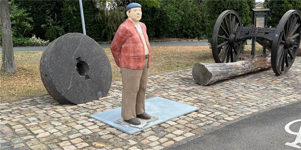 Alltagsmensch zerstört: Was für eine sinnlose Energieverschwendung Der Opa steht jetzt allein am Kreisverkehr in Südkirchen. Die kleine Junge aus Beton, der direkt daneben stand, ist zertrümmert worden.