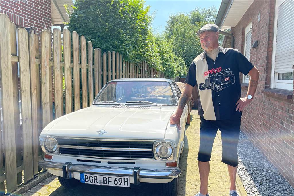 Der Opel-Oldtimer in Erwin Feldkamps Einfahrt ist eines seiner fahrtüchtigen Schätzchen.