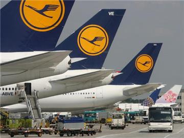 Der operative Verlust der Dax-Konzerns Lufthansa hat sich von 44 auf 330 Millionen Euro vervielfacht.