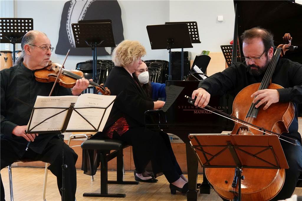 Der Opfer des Angriffskrieges auf die Ukraine gedachten die Dozenten der Meisterkurse der Phoenix Musikakademie mit einem beeindruckenden Werk Schostakowitschs. Im Bild (v.l.): Alexander Ostrovski, Elena Margolina-Hait und Alexander Gebert in der Aula der Marie-Reinders-Realschule.