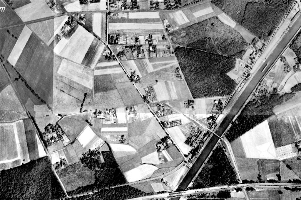 Der Ortsteil Becklem auf einem Luftbild von 1952. Unten die A2, rechts der Kanal, oben die Heidestraße.