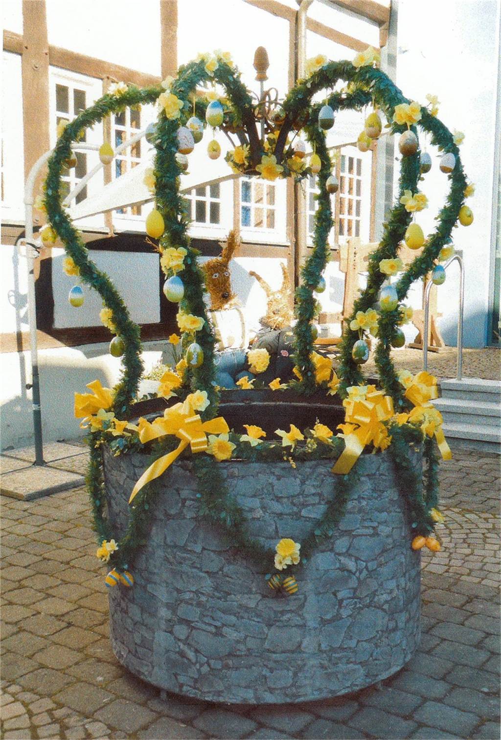 Kuriose Osterbräuche: Eier-Wettessen und Böllern mit Milchkannen Der Osterbrunnen im Werner Museumsgarten