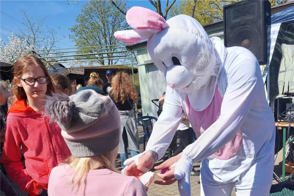 Osterfeuer und mehr: 1500 Besucher feierten Samstag in Deininghausen Der Osterhase verteilte Geschenke an Kinder. Unter den Besuchern waren auch Flüchtlingsfamilien aus der Ukraine.