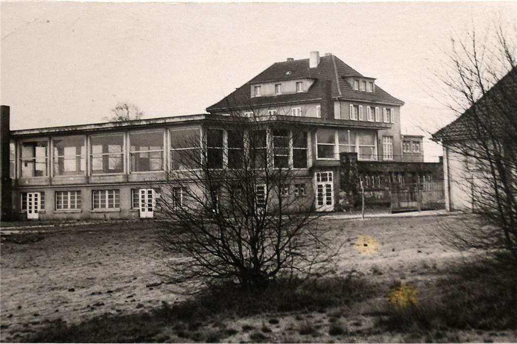 Der Overrather Hof: Versunkener Glanz einer strahlenden Epoche in Haltern Der Overrather Hof verfiel zusehends nach Kriegsende, zunächst beherbergte er britische Soldaten und wurde schließlich 1958 abgerissen.