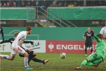 Der Paderborner Ben Zolinski (l, verdeckt) trifft zum 1:0 gegen Ingolstadts Torwart Örjan Nyland. Foto: Friso Gentsch