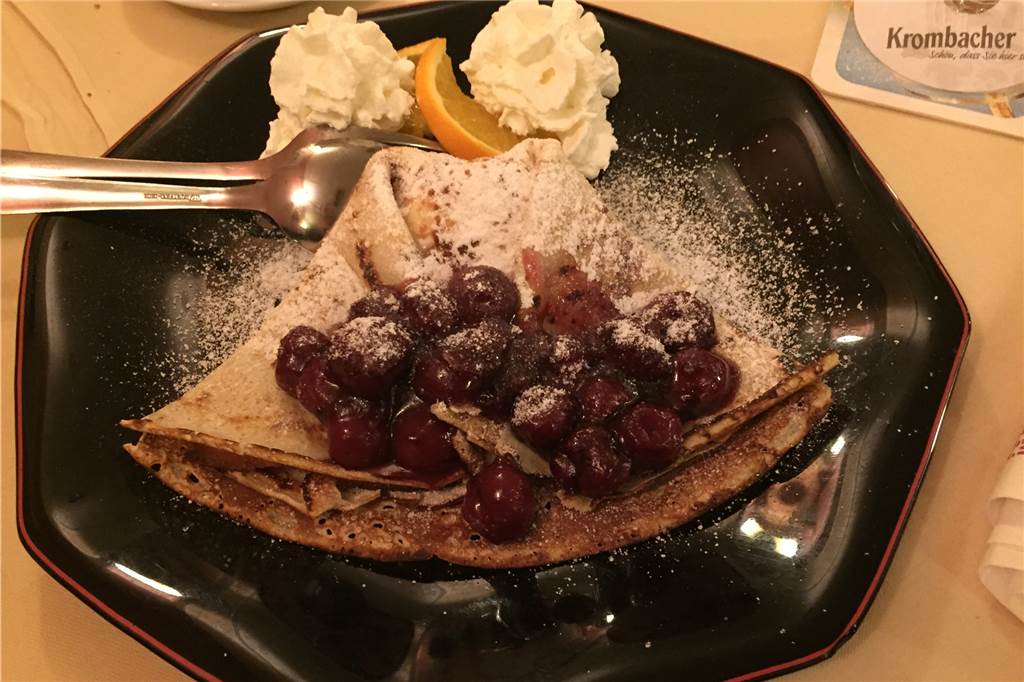 Zum Steverstrand in Olfen: Gemütliche Atmosphäre und tolle Fleischgerichte Der Palatschinken mit Vanilleeis und heißen Kirschen war sehr lecker, mir aber ein wenig zu süß.
