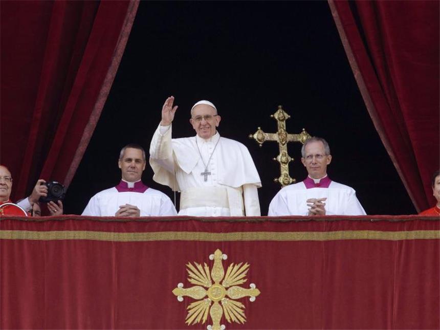 Weihnachtsbotschaften gegen Krieg und Terror Der Papst spendet den Segen "Urbi et Orbi". Foto: Donatella Giagnori
