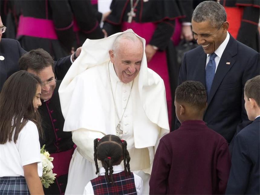 Papst und Obama vereint gegen Klimawandel und Armut Der Papst wird nach seiner Landung von Präsident Obama und Kindern begrüßt. Das Oberhaupt der katholischen Kirche wird fünf Tage in den USA verbringen. Foto: Michael Reynolds