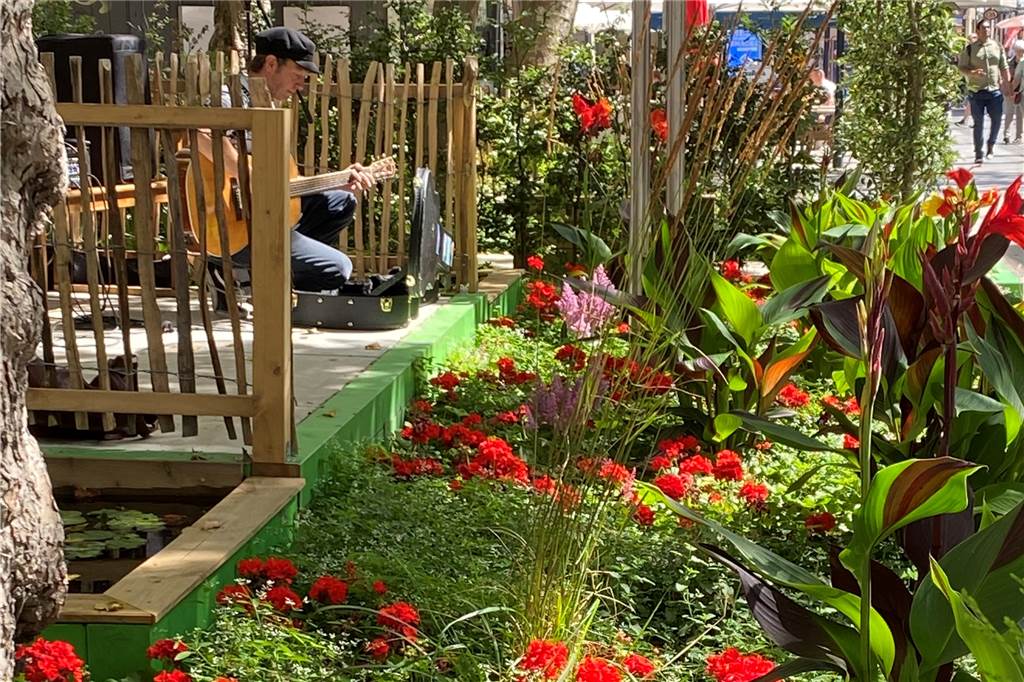 Heike Regener und Tilmann Insinger zeigen, wo sich das Altstadt-Viertel versteckt Der Paradiesgarten an der Reinoldikirche lädt zum Verweilen ein.
