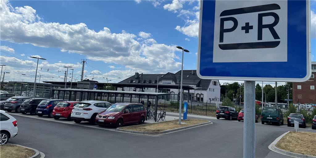 Karte: Auf mehr als 1000 Stellplätzen parken Autofahrer in Haltern kostenlos Der Park and Ride-Parkplatz am Halterner Bahnhof stellt etwa 340 Stellflächen zur Verfügung, auf denen Autos gebührenfrei und zeitlich unbegrenzt stehen dürfen.
