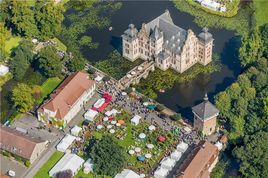 Gartenflair im Bodelschwingher Schlosspark wird zum Sommerfest Der Park rund um Schloss Bodelschwingh wird mit der Gartenflair zu einem bunten Markt.