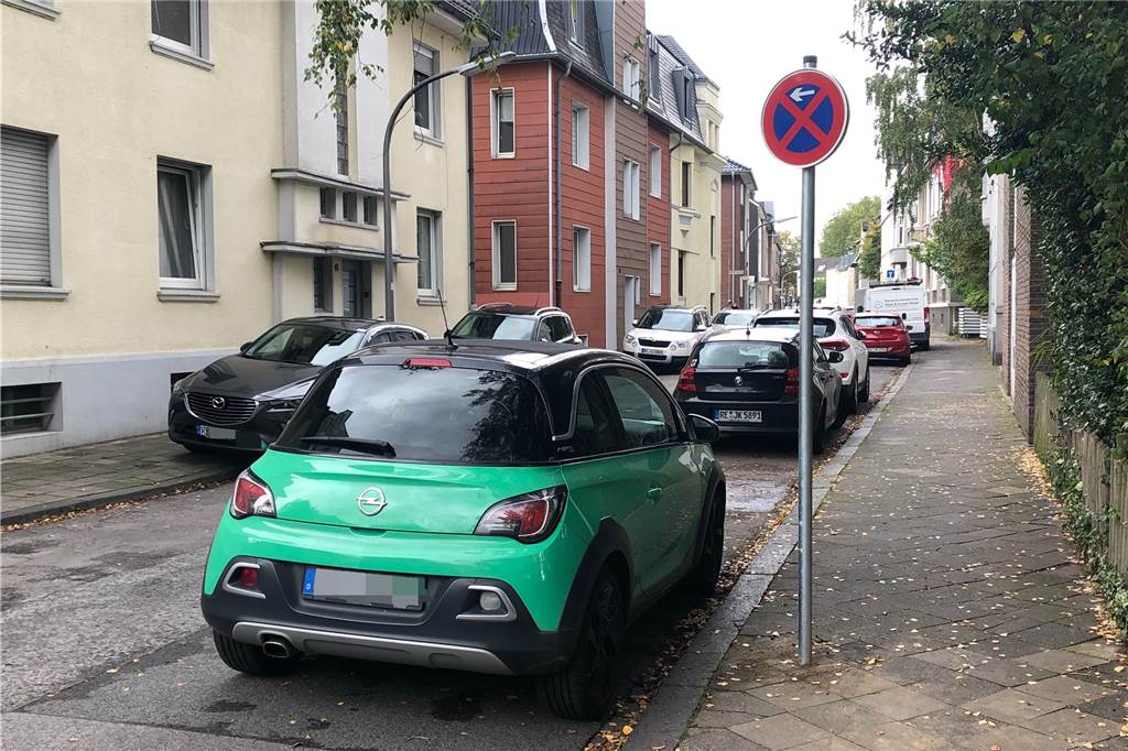Das tut richtig weh: Parken auf Gehwegen soll bis zu 110 Euro kosten Der Parkdruck im Gerichtsviertel in der Altstadt ist enorm - 2019 musste die Stadt in der Katharinenstraße ein Parkverbot zwischen Agathastraße und Altem Postweg anordnen.