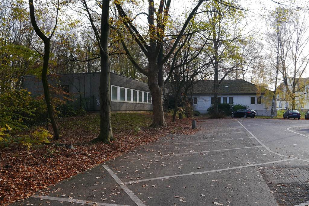 Die neue Moschee auf Schwerin soll ein Minarett bekommen und 350 Menschen Platz bieten Der Parkplatz am neu sanierten Gemeindezentrum, das bis 2016 noch der Ruhrkohle gehörte: Auf der angrenzenden Fläche soll eine neue Moschee entstehen. Die Parkplätze werden aber auch gebraucht.