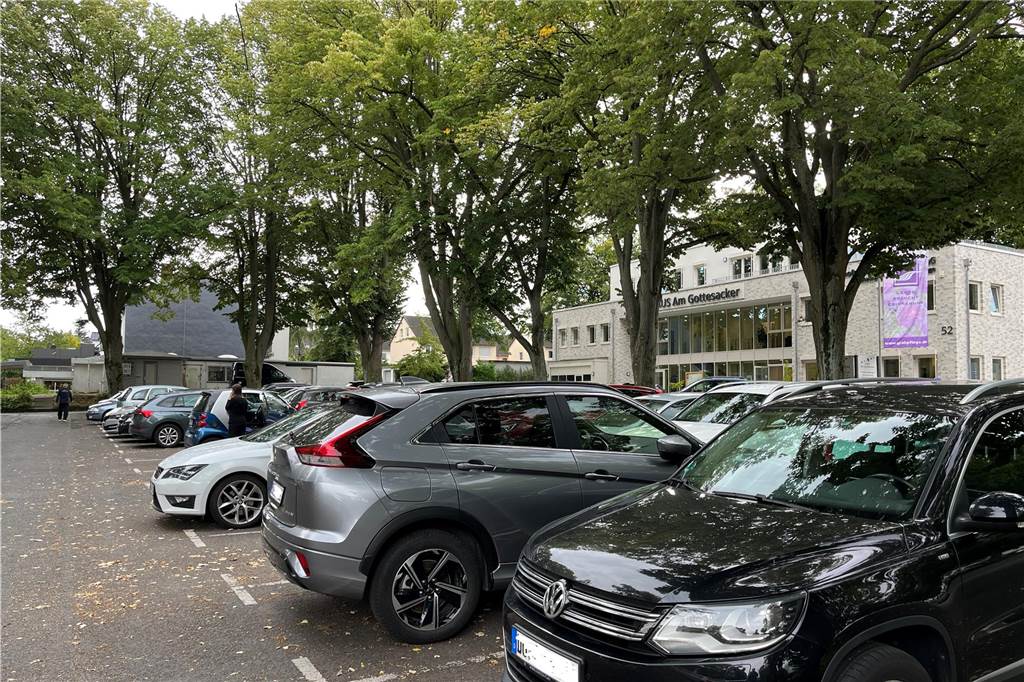 Brackeler CDU fordert Verbesserung der Parkplatzsituation am Hauptfriedhof Der Parkplatz gegenüber dem Friedhofs-Haupteingang, Am Gottesacker, reicht nach Ansicht der Brackeler CDU nicht aus