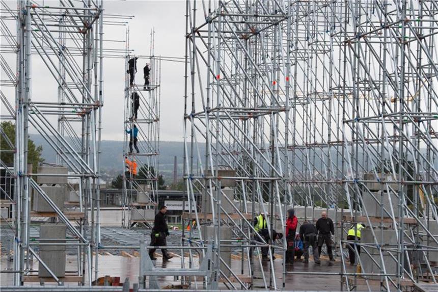 Kunst kommt weg: Abbau der documenta in Kassel läuft Der „Parthenon of Books“ - nur noch ein Gerippe aus Stahl. Foto: Swen Pförtner