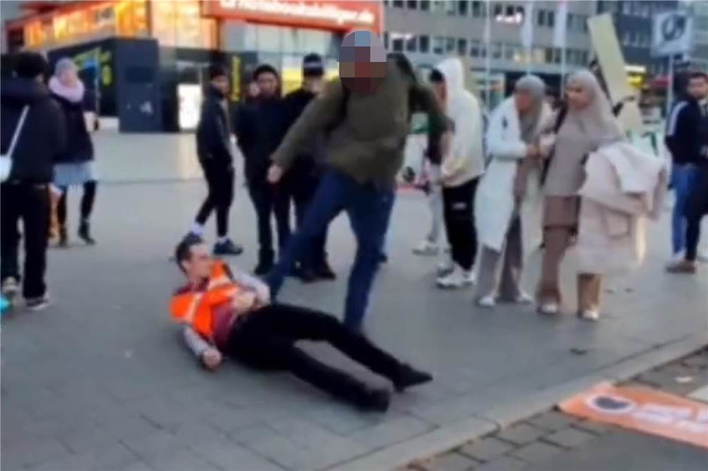 Angriff bei Klima-Protest: Passant packt Wall-Blockierer und tritt zu Der Passant trat dem Demonstrierenden dem Video zufolge in den Rückenbereich.