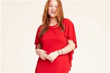 Der passende Rotton kann die Trägerin quasi erstrahlen lassen, hier ein Kleid von Anna Scholz for sheego (ca. 99 Euro). Foto: Anna Scholz for sheego