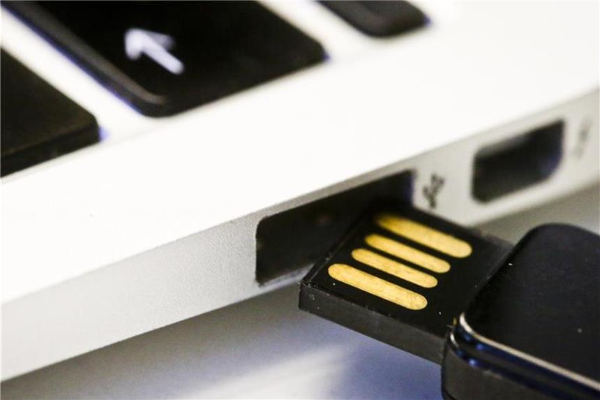 Über Chrome-Browser ohne Passwort einloggen Der passwortlose LogIn unter Google-Chrome funktioniert unter anderem mit einem USB-Stick. Foto: Ole Spata
