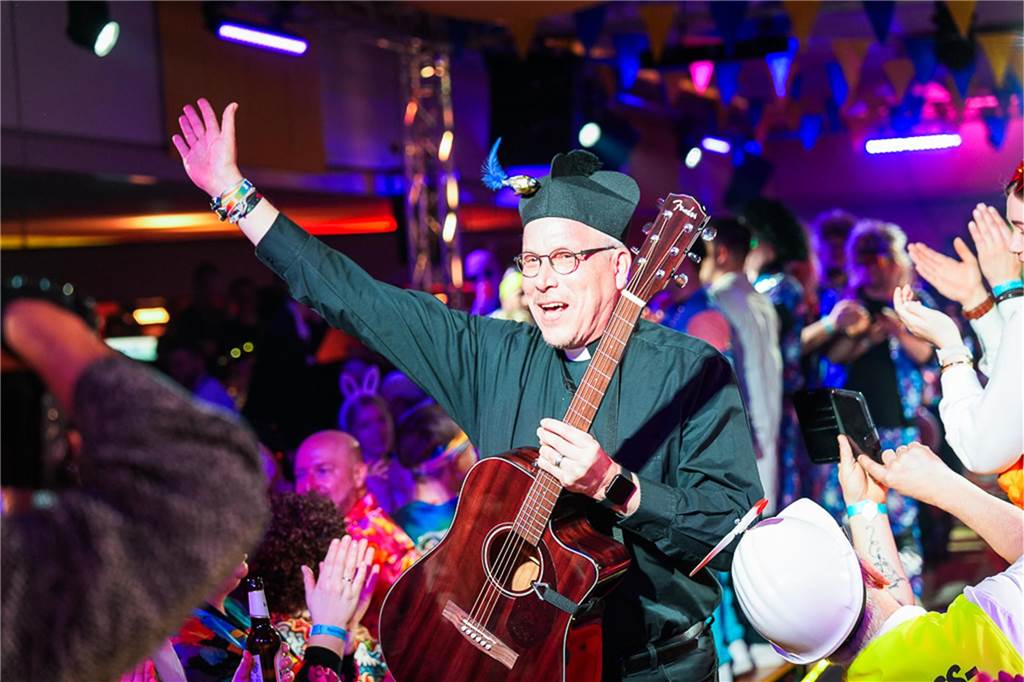Karnevalshöhepunkt in Vreden: Ausverkauftes Haus beim Sportlerball Pastor Christoph Theberath beim Weg zur Bühne beim Sportlerball Vreden