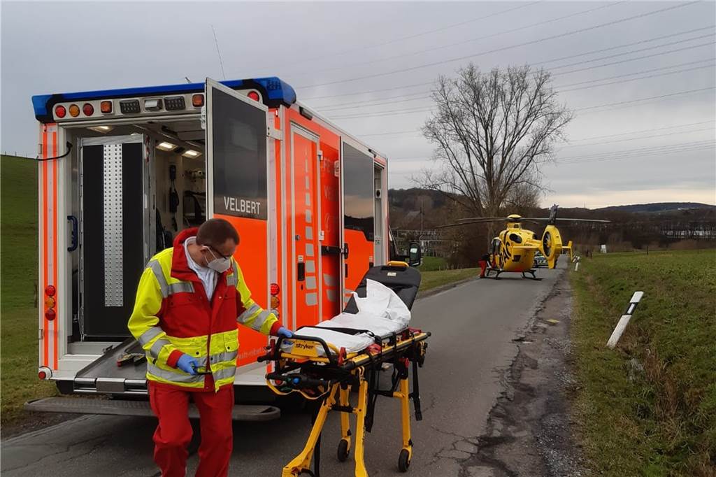 Lüner Rettungshubschrauber hält Rettungswagen auf der Landstraße an Der Patient aus dem Rettungshubschrauber wurde im Nevigeser Rettungswagen für den weiteren Flug nach Aachen stabilisiert.
