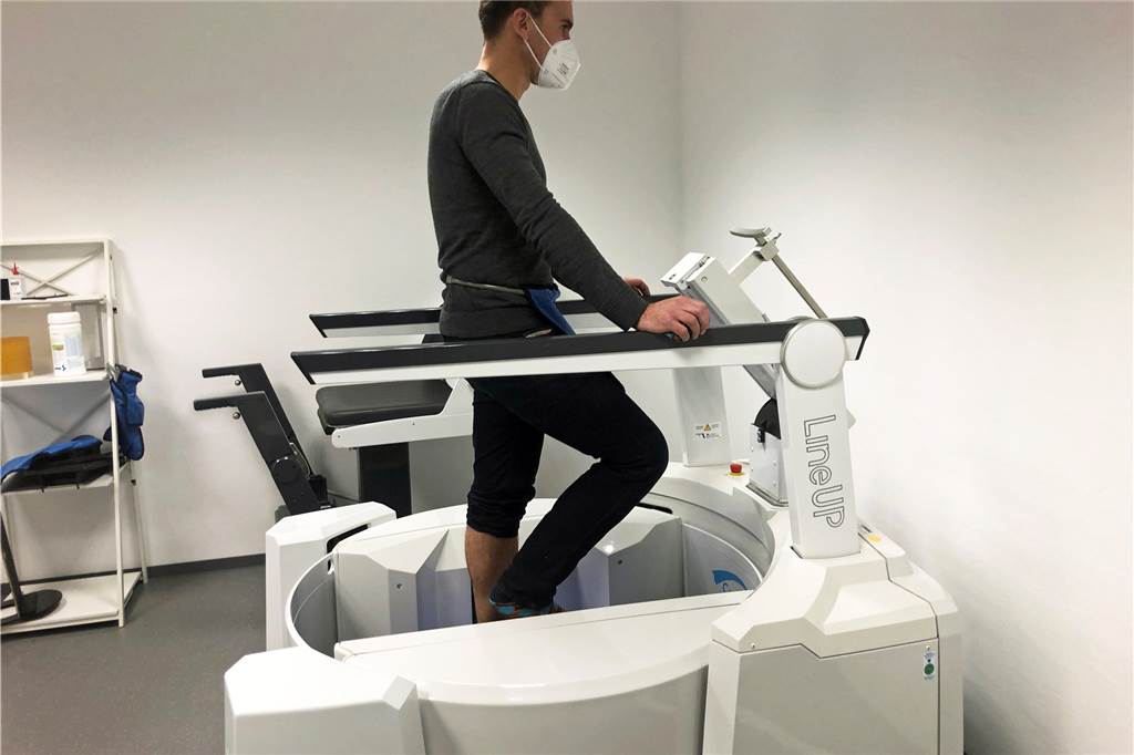 Fuß- und Handchirurgie am Rochus: 3D-Tomograph bedeutet Quantensprung Der Patient steht bequem und belastet den Fuß, so entstehen realistische Aufnahmen.