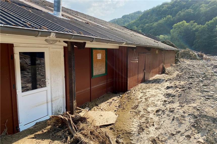 Hönningen-Lager braucht auch Spenden: Pavillon muss abgerissen werden Der Pavillon des integrativen DJK-Ferienlagers nach dem Hochwasser 2021: Die Bodenplatte ist gebrochen, die Wände sind durchfeuchtet. Totalschaden.