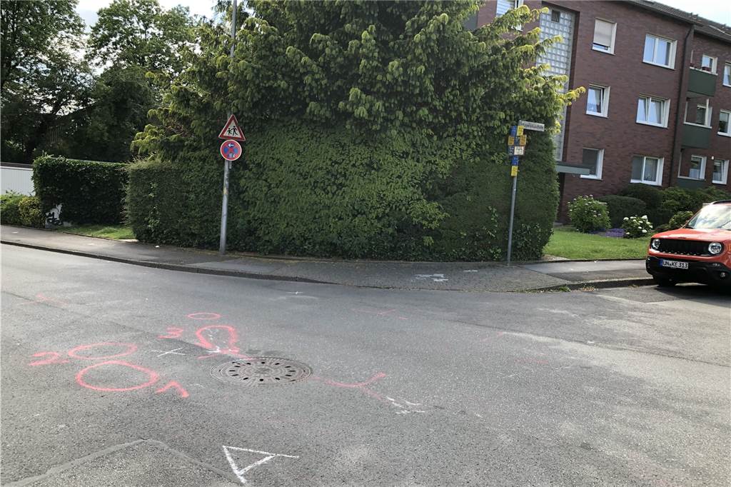 Unfall: Pedelec-Fahrer (66) unter Straßenreinigungsfahrzeug eingeklemmt Der Pedelecfahrer wurde unter der Straßenkehrmaschine eingeklemmt. Er kam in ein Krankenhaus.