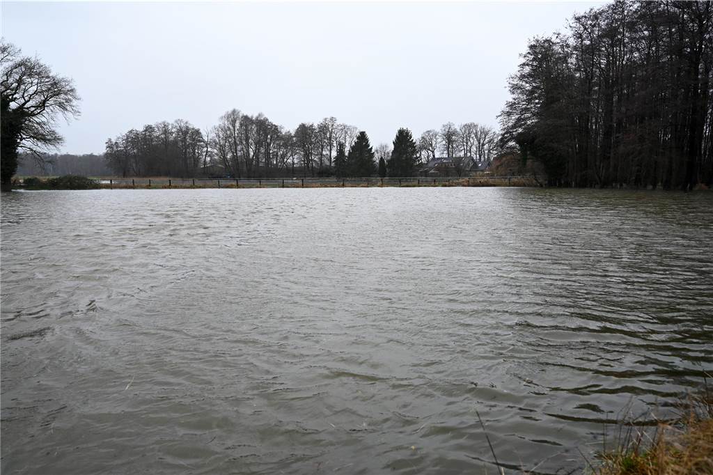 Der Pegelstand der Lippe in Dorsten hat am Samstagnachmittag die Marke von 8 Metern überschritten. Damit gilt Warnstufe 2. Mitarbeiterinnen und Mitarbeiter des Lippeverbandes kontrollieren daher die Deiche.