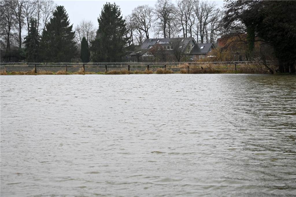 Der Pegelstand der Lippe in Dorsten hat am Samstagnachmittag die Marke von 8 Metern überschritten. Damit gilt Warnstufe 2. Mitarbeiterinnen und Mitarbeiter des Lippeverbandes kontrollieren daher die Deiche.
