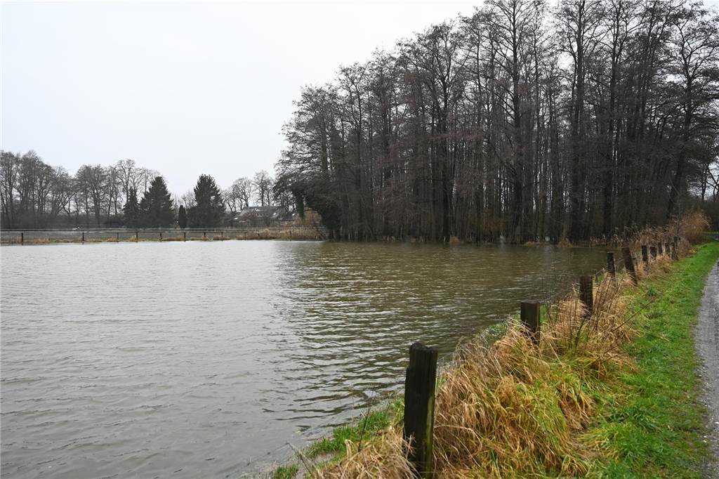 Der Pegelstand der Lippe in Dorsten hat am Samstagnachmittag die Marke von 8 Metern überschritten. Damit gilt Warnstufe 2. Mitarbeiterinnen und Mitarbeiter des Lippeverbandes kontrollieren daher die Deiche.