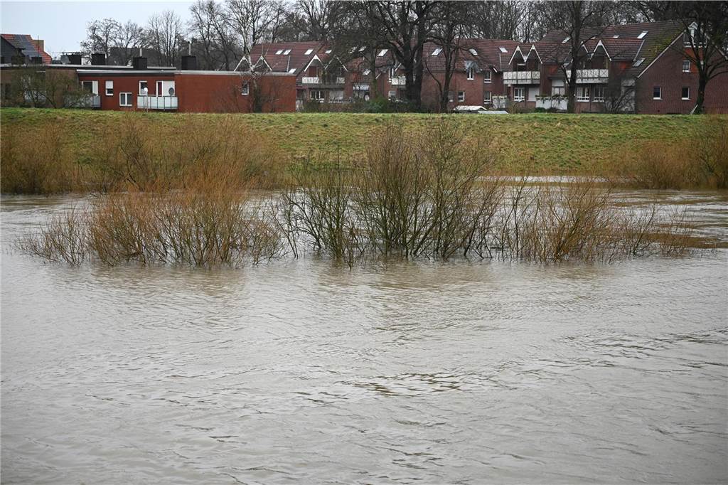 Der Pegelstand der Lippe in Dorsten hat am Samstagnachmittag die Marke von 8 Metern überschritten. Damit gilt Warnstufe 2. Mitarbeiterinnen und Mitarbeiter des Lippeverbandes kontrollieren daher die Deiche.