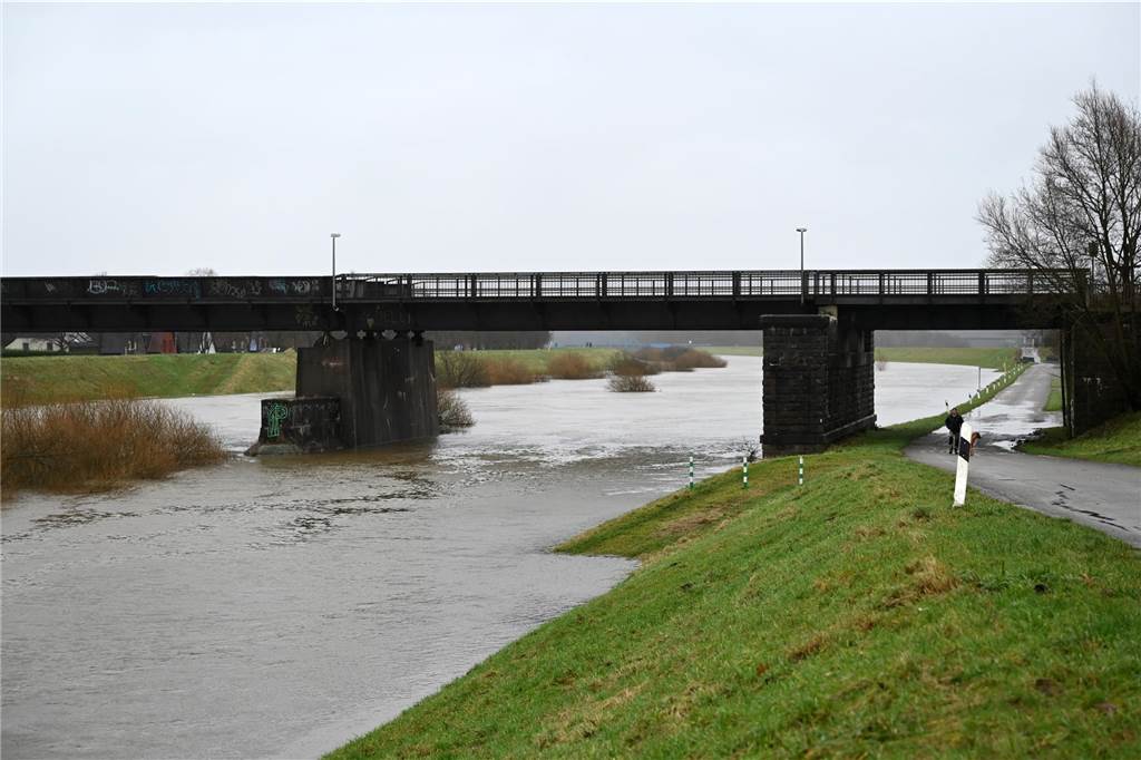Der Pegelstand der Lippe in Dorsten hat am Samstagnachmittag die Marke von 8 Metern überschritten. Damit gilt Warnstufe 2. Mitarbeiterinnen und Mitarbeiter des Lippeverbandes kontrollieren daher die Deiche.