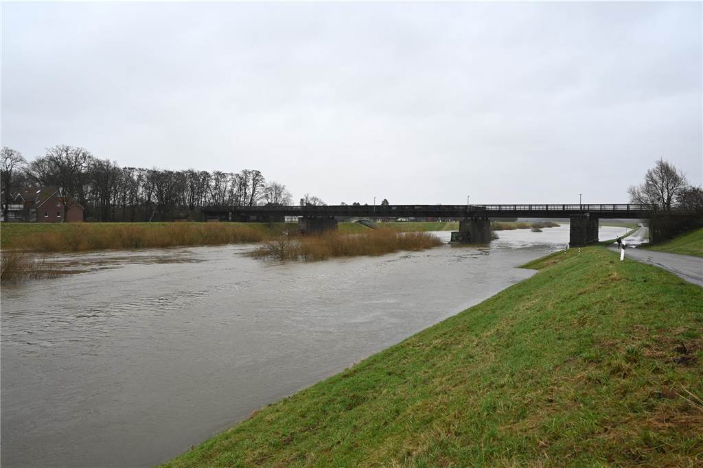 Der Pegelstand der Lippe in Dorsten hat am Samstagnachmittag die Marke von 8 Metern überschritten. Damit gilt Warnstufe 2. Mitarbeiterinnen und Mitarbeiter des Lippeverbandes kontrollieren daher die Deiche.