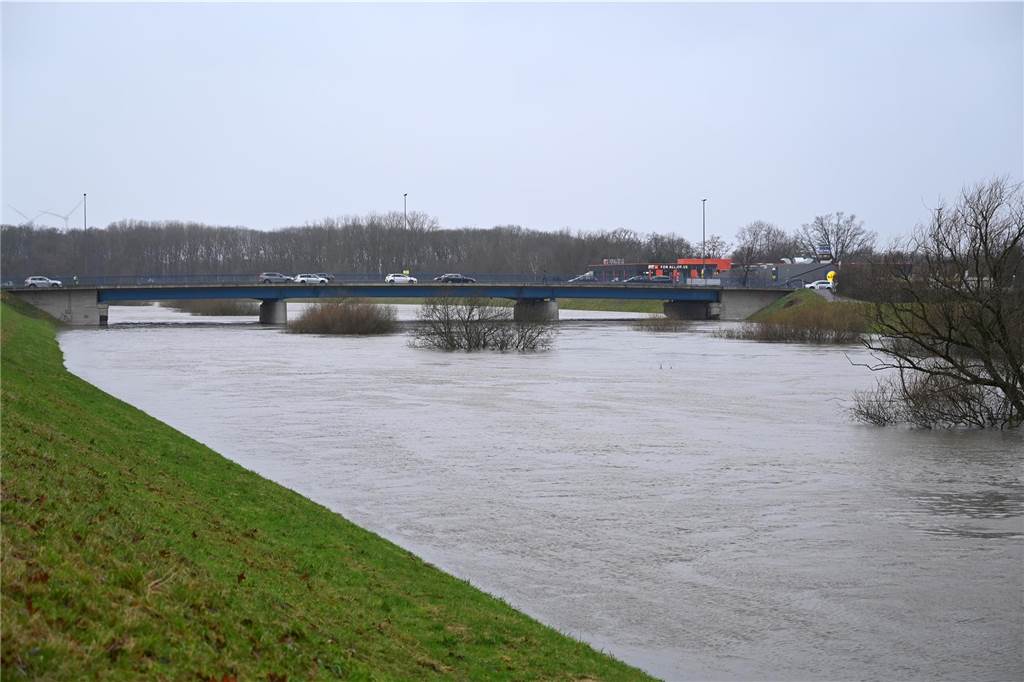 Der Pegelstand der Lippe in Dorsten hat am Samstagnachmittag die Marke von 8 Metern überschritten. Damit gilt Warnstufe 2. Mitarbeiterinnen und Mitarbeiter des Lippeverbandes kontrollieren daher die Deiche.