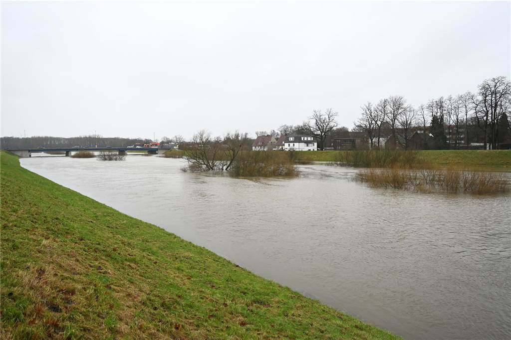 Der Pegelstand der Lippe in Dorsten hat am Samstagnachmittag die Marke von 8 Metern überschritten. Damit gilt Warnstufe 2. Mitarbeiterinnen und Mitarbeiter des Lippeverbandes kontrollieren daher die Deiche.