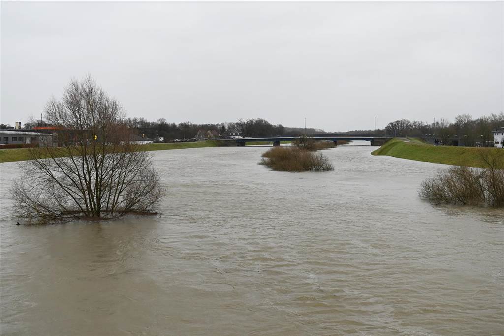 Der Pegelstand der Lippe in Dorsten hat am Samstagnachmittag die Marke von 8 Metern überschritten. Damit gilt Warnstufe 2. Mitarbeiterinnen und Mitarbeiter des Lippeverbandes kontrollieren daher die Deiche.