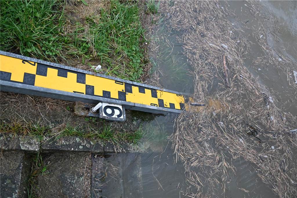 Der Pegelstand der Lippe in Dorsten hat am Samstagnachmittag die Marke von 8 Metern überschritten. Damit gilt Warnstufe 2. Mitarbeiterinnen und Mitarbeiter des Lippeverbandes kontrollieren daher die Deiche.