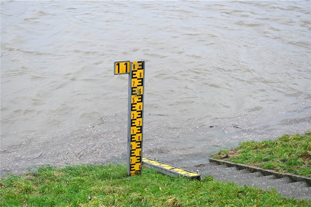 Der Pegelstand der Lippe in Dorsten hat am Samstagnachmittag die Marke von 8 Metern überschritten. Damit gilt Warnstufe 2. Mitarbeiterinnen und Mitarbeiter des Lippeverbandes kontrollieren daher die Deiche.