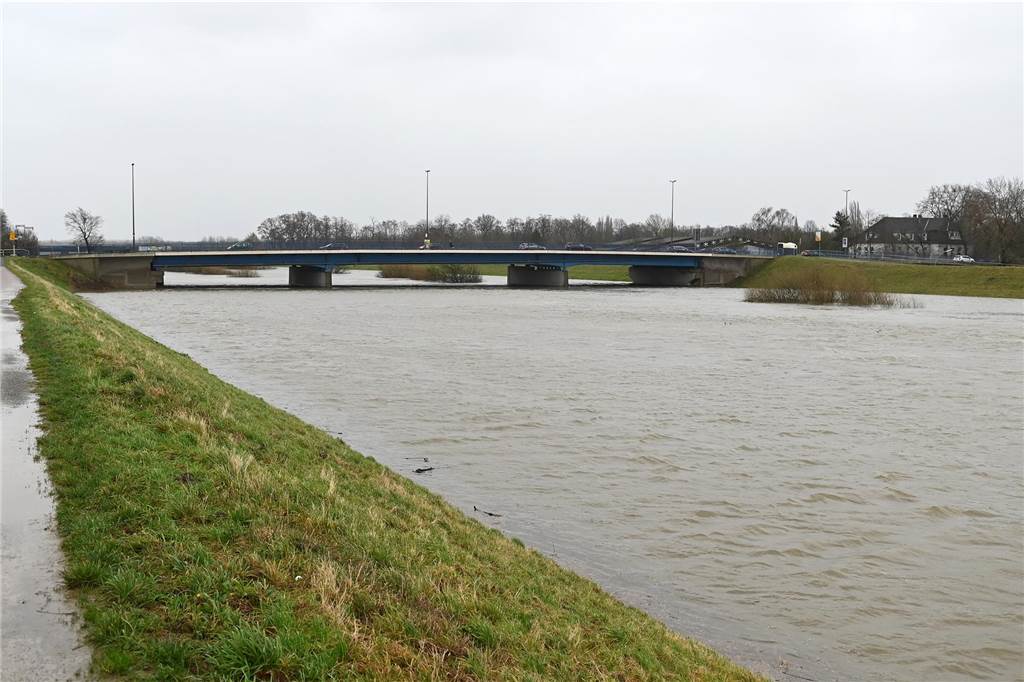 Der Pegelstand der Lippe in Dorsten hat am Samstagnachmittag die Marke von 8 Metern überschritten. Damit gilt Warnstufe 2. Mitarbeiterinnen und Mitarbeiter des Lippeverbandes kontrollieren daher die Deiche.