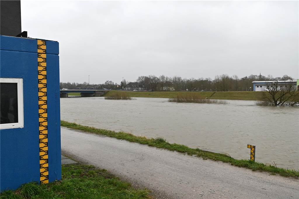 Der Pegelstand der Lippe in Dorsten hat am Samstagnachmittag die Marke von 8 Metern überschritten. Damit gilt Warnstufe 2. Mitarbeiterinnen und Mitarbeiter des Lippeverbandes kontrollieren daher die Deiche.