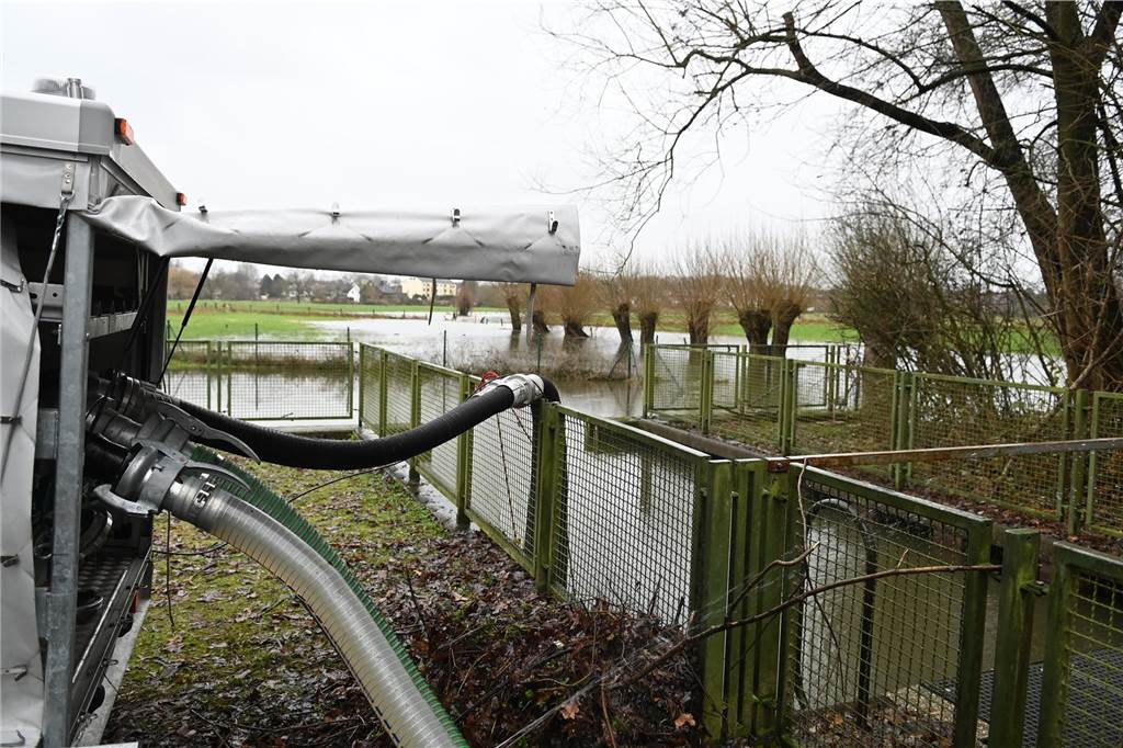 Der Pegelstand der Lippe in Dorsten hat am Samstagnachmittag die Marke von 8 Metern überschritten. Damit gilt Warnstufe 2. Mitarbeiterinnen und Mitarbeiter des Lippeverbandes kontrollieren daher die Deiche.