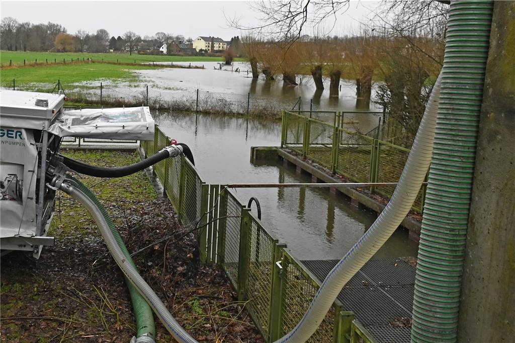 Der Pegelstand der Lippe in Dorsten hat am Samstagnachmittag die Marke von 8 Metern überschritten. Damit gilt Warnstufe 2. Mitarbeiterinnen und Mitarbeiter des Lippeverbandes kontrollieren daher die Deiche.