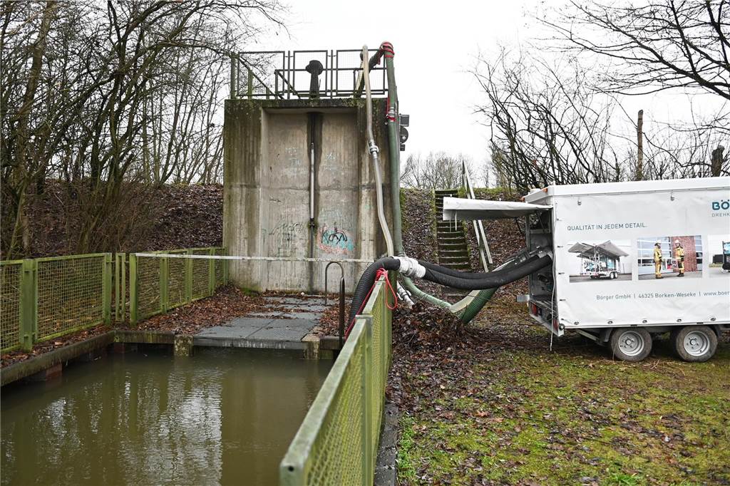 Der Pegelstand der Lippe in Dorsten hat am Samstagnachmittag die Marke von 8 Metern überschritten. Damit gilt Warnstufe 2. Mitarbeiterinnen und Mitarbeiter des Lippeverbandes kontrollieren daher die Deiche.