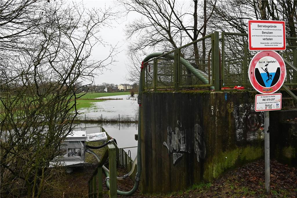 Der Pegelstand der Lippe in Dorsten hat am Samstagnachmittag die Marke von 8 Metern überschritten. Damit gilt Warnstufe 2. Mitarbeiterinnen und Mitarbeiter des Lippeverbandes kontrollieren daher die Deiche.