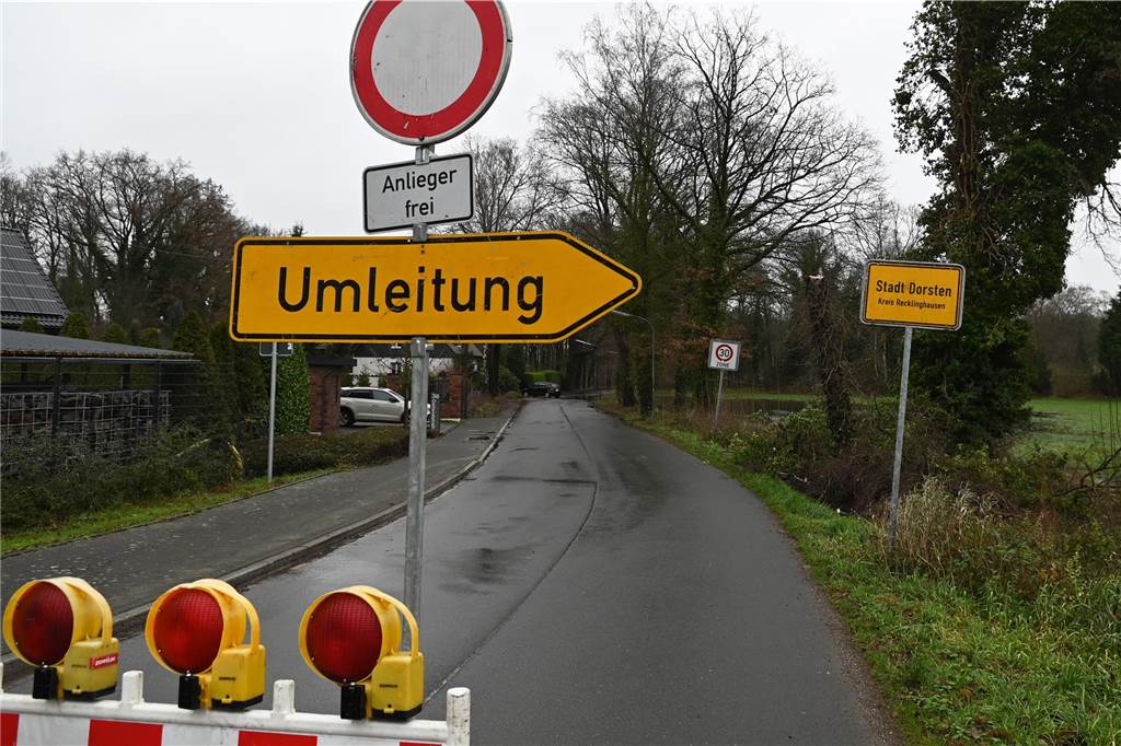 Der Pegelstand der Lippe in Dorsten hat am Samstagnachmittag die Marke von 8 Metern überschritten. Damit gilt Warnstufe 2. Mitarbeiterinnen und Mitarbeiter des Lippeverbandes kontrollieren daher die Deiche.