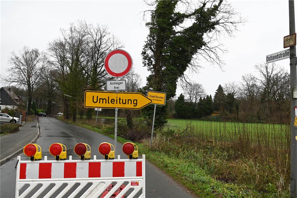 Der Pegelstand der Lippe in Dorsten hat am Samstagnachmittag die Marke von 8 Metern überschritten. Damit gilt Warnstufe 2. Mitarbeiterinnen und Mitarbeiter des Lippeverbandes kontrollieren daher die Deiche.