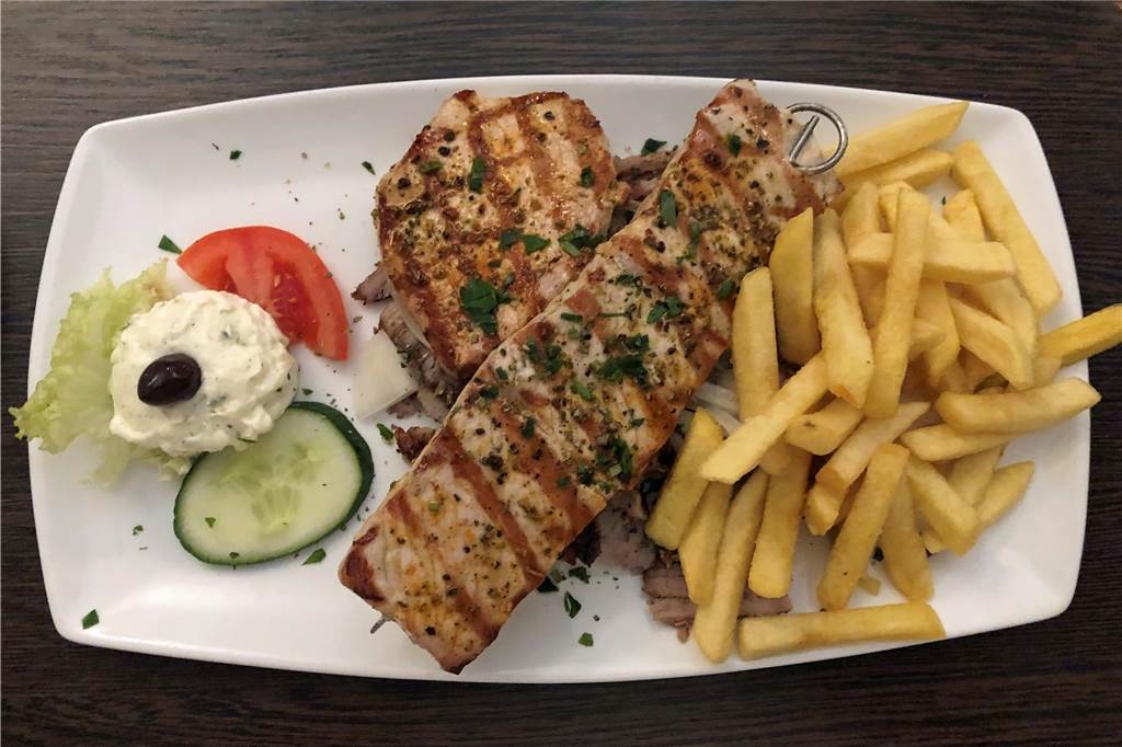 Restaurant Paiko punktet bei griechischen Klassikern mit guten Zutaten Der "Pentalofos"-Teller: Unter dem Lummerspießchen, der eher ein Spieß ist, und dem kleinen Steak verbirgt sich ein kleiner Berg krosses Gyros.